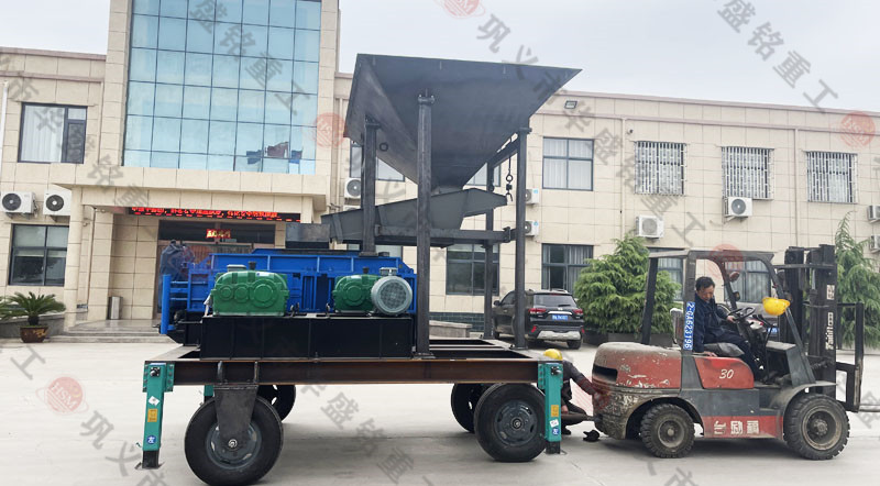 1012移動對輥破碎機時產(chǎn)量多少噸？價格多少錢一臺